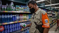 Dalam sidak tersebut petugas memeriksa makanan kering, minuman kaleng, dan berbagai jenis makanan dan minuman lainnya dengan memperhatikan kondisi kemasan, tanggal kadaluarsa, izin edar dan dan tulisan bahasa Indonesia pada kemasan tersebut.