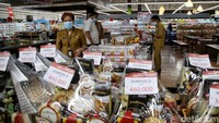 Satu per satu makanan dan minuman yang dijual di swalayan tersebut diperiksa oleh petugas.