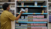 Hal itu dilakukan salah satunya untuk mencegah peredaran makanan kadaluwarsa maupun makanan yang tak memiliki izin edar di masyarakat.