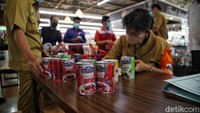 Selain memeriksa makanan dan minuman, petugas juga mendata makanan dan minuman di swalayan tersebut.
