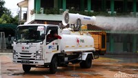 Penyemprotan menggunakan gunner sprayer.