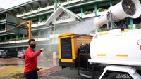 Seluruh area di halaman sekolah disemprot desinfektan.