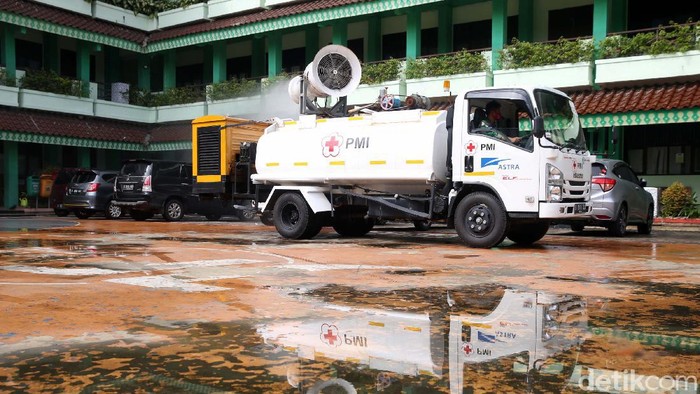 Jelang Pembelajaran Tatap Muka, SMPN 252 Disemprot Desinfektan Penyemprotan desinfektan dilakukan di SMPN 252 Jakarta Timur, Senin (14/12/2020). Hal ini dilakukan jelang dimulainya pembelajaran tatap muka.