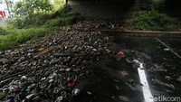 Area tersebut penuh dengan sampah.