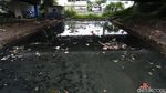 Jorok! Bantaran Kali di Kolong Jembatan Tol Jati Warna Penuh Sampah