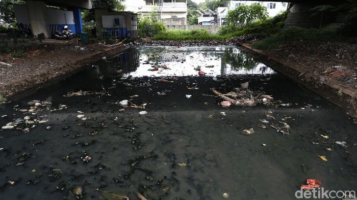Jorok! Bantaran Kali di Kolong Jembatan Tol Jati Warna Penuh Sampah Jorok! sampah menumpuk di bantaran kali yang berada di kolong jembatan Tol Jati Warna, Kota Bekasi. Sampah ini menimbulkan bau tidak sedap.