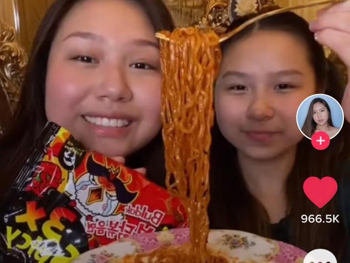 Kakak Adik Ini Review Samyang, Netizen Fokus ke Dapur yang Super Mewah Kakak Adik Ini Review Samyang, Netizen Fokus ke Dapur yang Super Mewah