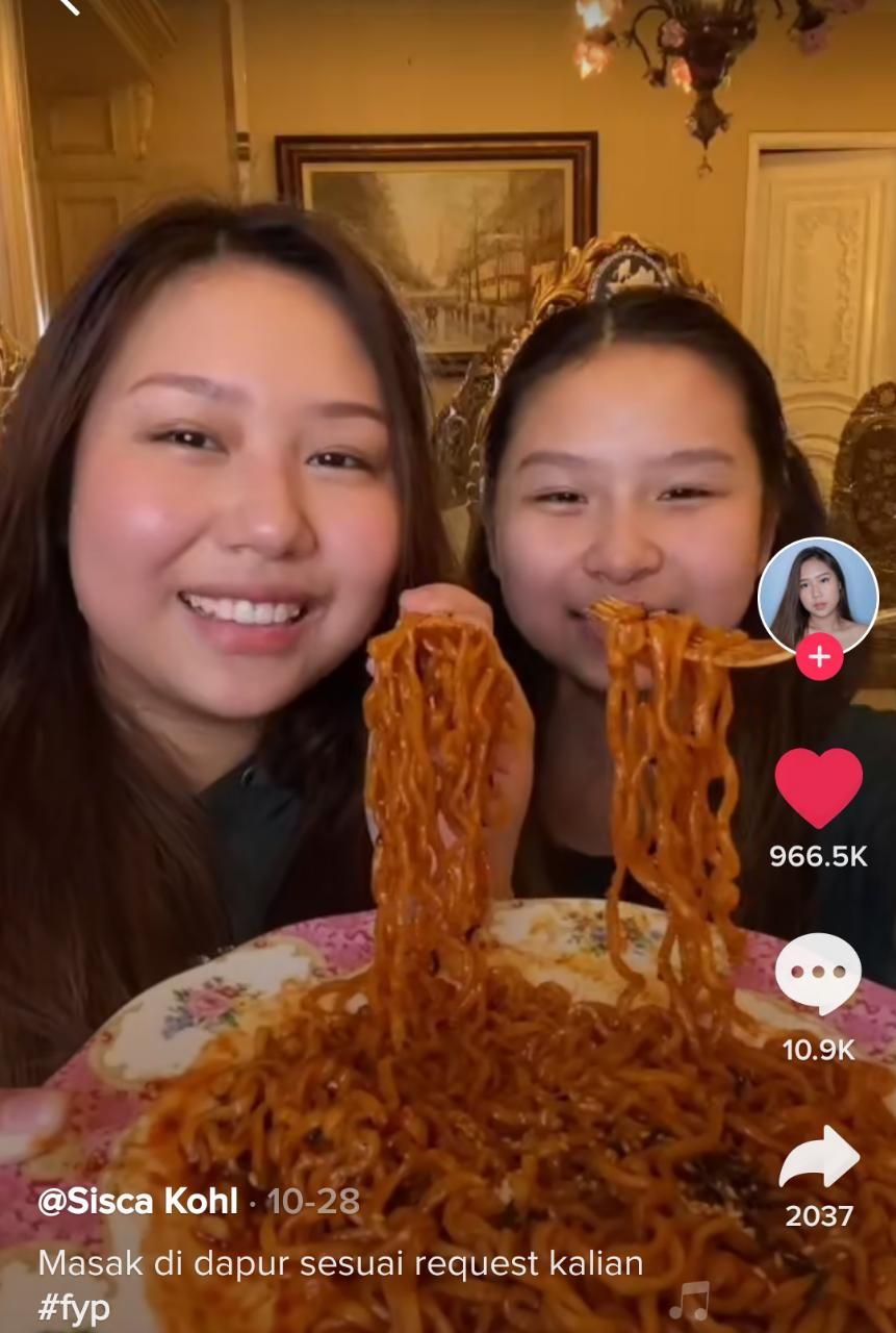 Kakak Adik Ini Review Samyang, Netizen Fokus ke Dapur yang Super Mewah