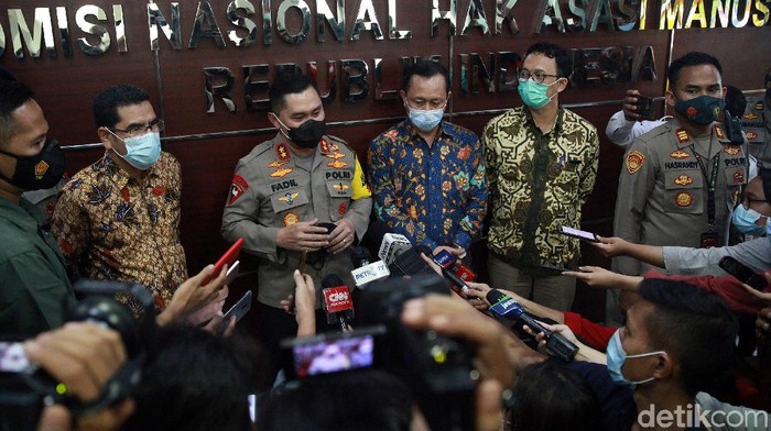 Kapolda Metro Jaya-Komnas HAM Bicara Soal Penembakan 6 Laskar FPI Ketua Komnas HAM dan Kapolda Metro bertemu di Gedung Komnas HAM. Pertemuan itu bahas konflik senjata antara polisi-FPI di Tol Jakarta-Cikampek Senin (7/12) lalu