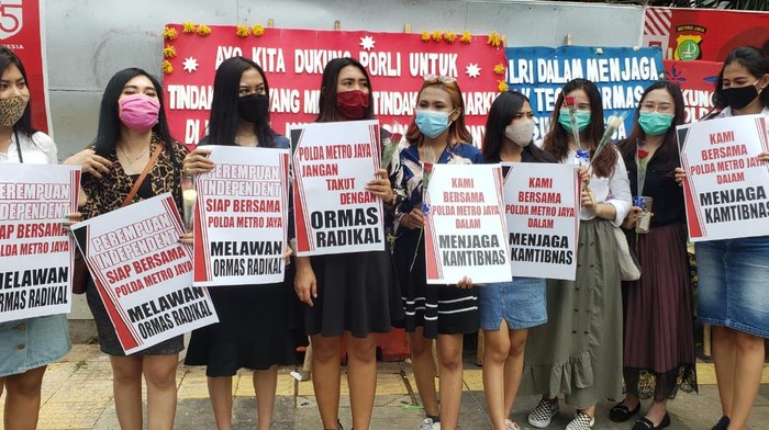 Kelompok Perempuan Independent bagi-bagi bunga untuk mendukung Polda Metro (Foto: Izzata/detikcom)