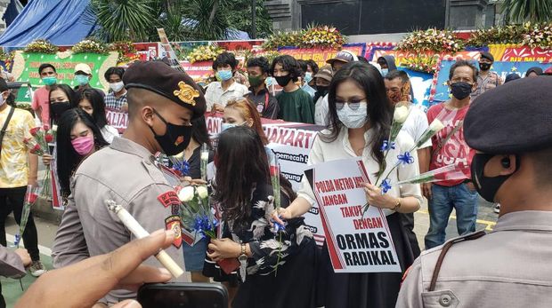 Kelompok Perempuan Independent bagi-bagi bunga untuk mendukung Polda Metro (Foto: Izzata/detikcom)