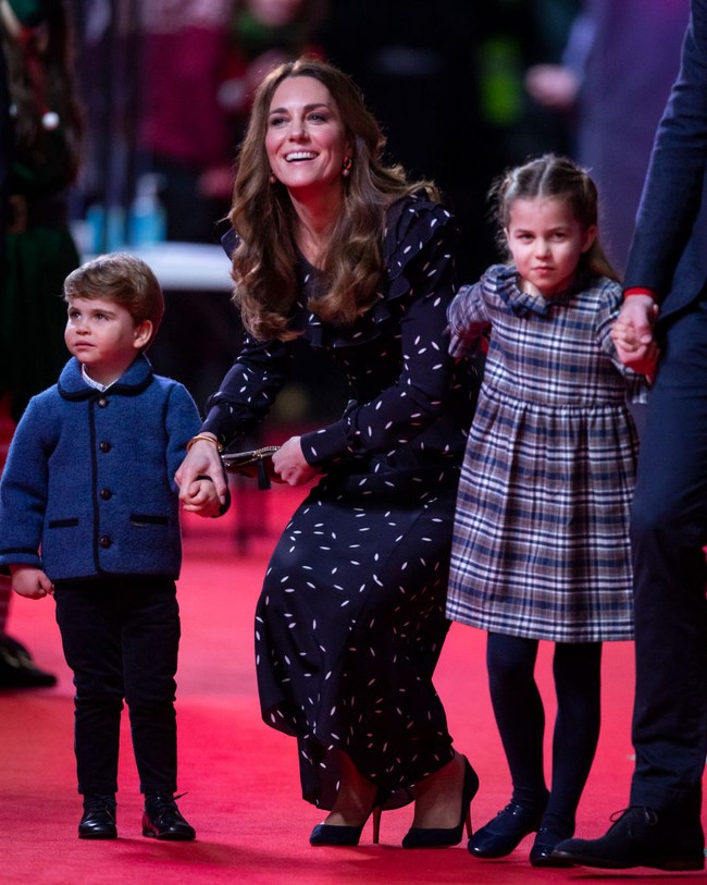 Momen ini juga merupakan debut Pangeran George, Putri Charlotte dan Pangeran Louis tampil secara resmi di muka publik. Ketiganya tampak imut dan manis dalam balutan busana musim dingin. Foto: Getty Images