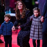 Momen ini juga merupakan debut Pangeran George, Putri Charlotte dan Pangeran Louis tampil secara resmi di muka publik. Ketiganya tampak imut dan manis dalam balutan busana musim dingin. Foto: Getty Images