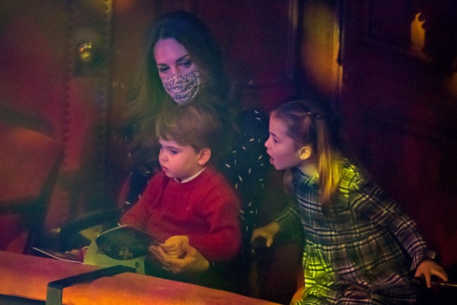 Keluarga Kerajaan Inggris paling populer ini menonton pertunjukan di area khusus, yakni Royal Box.  Foto: Getty Images