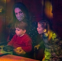 Keluarga Kerajaan Inggris paling populer ini menonton pertunjukan di area khusus, yakni Royal Box.  Foto: Getty Images