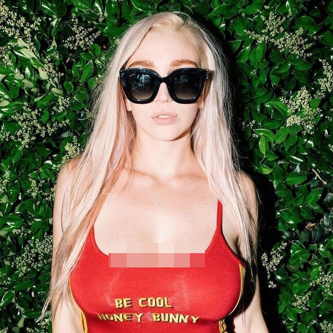 Hai guys, aku hanya ingin kalian tahu bahwa aku belum dihapus, ungkapnya.  Kendra pun mengatakan bahwa dia akan melakukan performa seks untuk bos Instagram. Aku mungkin akan menghisap CEO Instagram. Tapi apapun itu, aku masih di sini, tambahnya.  Foto: Instagram