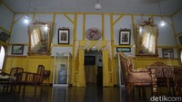 Serta untuk masuk ke dalam istana tidak ada biaya yang dipatok. Hanya jika ada wisatawan yang ingin bersumbangsih, bisa memasukan ke dalam kotak infak.