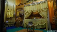 Para pengunjung juga diberi kesempatan unuk melihat kamar tidur raja. Di dalam kamar yang tidak terlalu besar ini terdapat juga pakaian raja dan ratu.