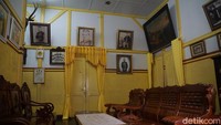 Di dalam rumah, kamu bisa melihat bagaimana perkembangan istana dari masa ke masa melalui foto yang dipajang. Juga dalam istana dipajang foto para sultan yang pernah menjadi pimpinan di Sambas.