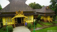 Banyak destinasi menarik yang bisa dikunjungi di Sambas, Kalimantan Barat. Salah satunya adalah Keraton Sambas.