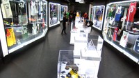 Pengunjung memotret di galeri museum basket National Basketball Association (NBA), The Bucket List, Kota Bogor, Jawa Barat, pada akhir pekan lalu, Sabtu (12/12/2020).