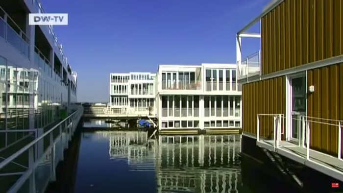 Amsterdam memperkenalkan perumahan terapung dengan teknologi modern sehingga tidak terendam ketika air pasang. Seperti apa ya?