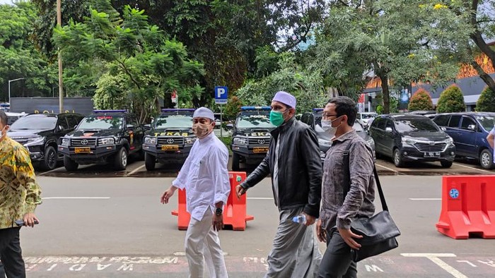 Setelah sebelumnya diminta untuk menyerahkan diri, Ketua Umum FPI Ahmad Shabri Lubis dan Panglima Laskar Pembela Islam (LPI) Maman Suryadi mendatangi Polda Metro Jaya. Mereka datang sebagai tersangka kasus kerumunan di Petamburan, Jakarta Pusat.