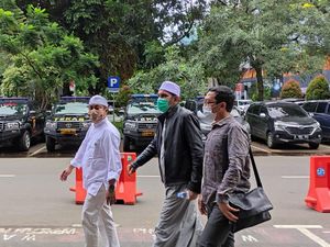 Jadi Tersangka, Ketum FPI-Panglima Laskar Tiba di Polda Metro
