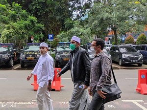 Diminta Serahkan Diri, Ketum FPI-Panglima Laskar Datang ke Polda Metro