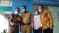 Perwakilan Badan Pendapatan Daerah (Bapenda) Kota Bekasi Muchlis, Wakil Walikota Bekasi Tri Adhianto, VP Regional Operations Gojek Jabodetabek Gede Manggala, dan Pemimpin Bank BJB Cabang Bekasi Adie Arief Wibawa (dari kiri) mencoba langsung pembayaran Pajak Bumi dan Bangunan (PBB) secara non-tunai melalui GoTagihan di aplikasi Gojek, Bekasi, Jawa Barat, Senin (14/12).