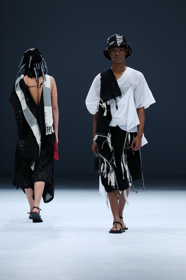 Desainer Yogyakarta Lulu Lutfi Labibi mempersembahkan koleksi terbarunya dengan tema Sandang Hening Cipta yang terinspirasi dari puisi Joko Pinurbo dalam pagelaran Dewi Fashion Knights (DFK) 2020 di Jakarta Fashion Week 2021. Foto: dok. JFW 2021