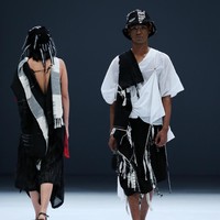 Desainer Yogyakarta Lulu Lutfi Labibi mempersembahkan koleksi terbarunya dengan tema Sandang Hening Cipta yang terinspirasi dari puisi Joko Pinurbo dalam pagelaran Dewi Fashion Knights (DFK) 2020 di Jakarta Fashion Week 2021. Foto: dok. JFW 2021