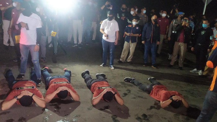 Laskar FPI Diminta Menyerah di Rest Area Km 50 Tol Jakarta-Cikampek Laskar FPI Diminta Menyerah di Rest Area Km 50 Tol Jakarta-Cikampek