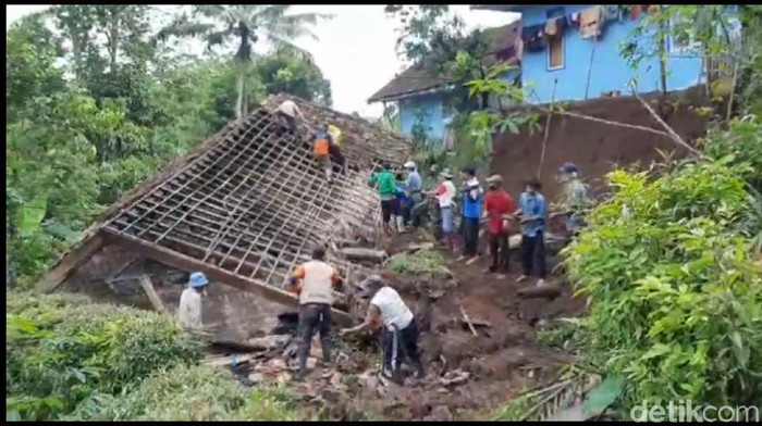 Longsor di Tasikmalaya akibatkan rumah ambruk dan lukai warga