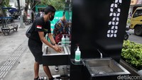 Selain 30 detektor suhu, juga ada 34 tempat cuci tangan tanpa sentuh. 