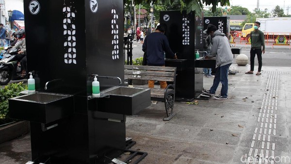 Fasilitas ini untuk memberikan kenyamanan di Malioboro sekaligus mengurangi risiko penularan COVID-19. Fasilitas ini untuk memberikan kenyamanan di Malioboro sekaligus mengurangi risiko penularan COVID-19.
