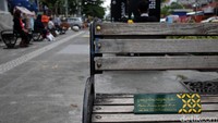 Selain itu juga dipasang peringantan pembatasan jarak fisik pada tempat duduk.