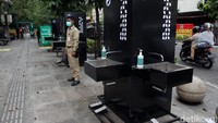 Petugas berjaga di sekitar area tempat cuci tangan.