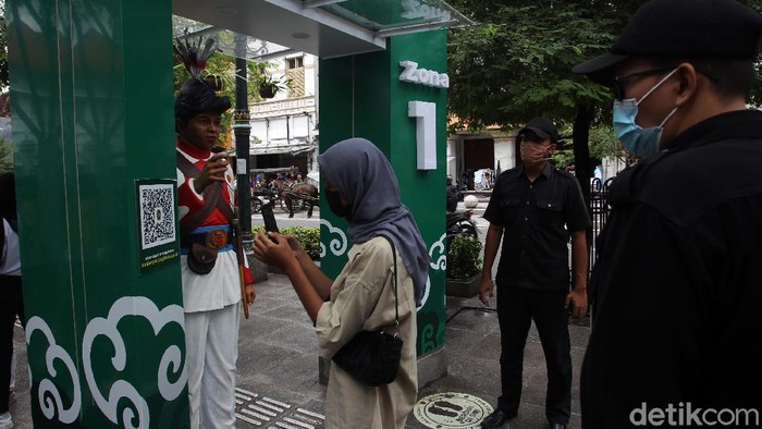 Kawasan wisata Malioboro, Yogyakarta, bersiap menyambut Natal dan Tahun Baru. Sebanyak 30 detektor suhu dan 34 tempat cuci tangan dipasang untuk kenyamanan wisatawan.