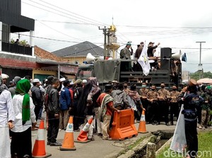 Aksi di Mapolres Tasikmalaya, Massa Minta Habib Rizieq Dibebaskan