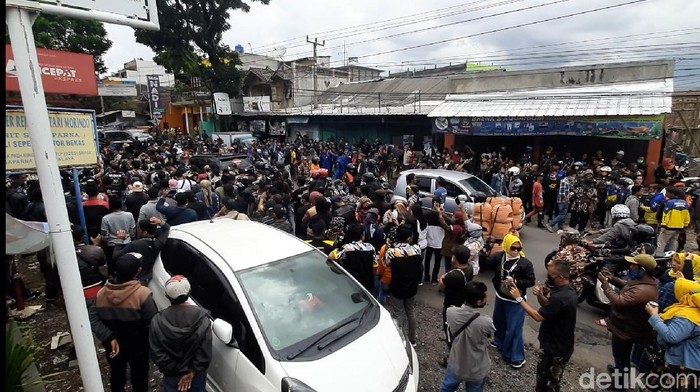 Massa pendukung pasangan Iwan-Iip demo di depan Kantor KPU Tasikmalaya.