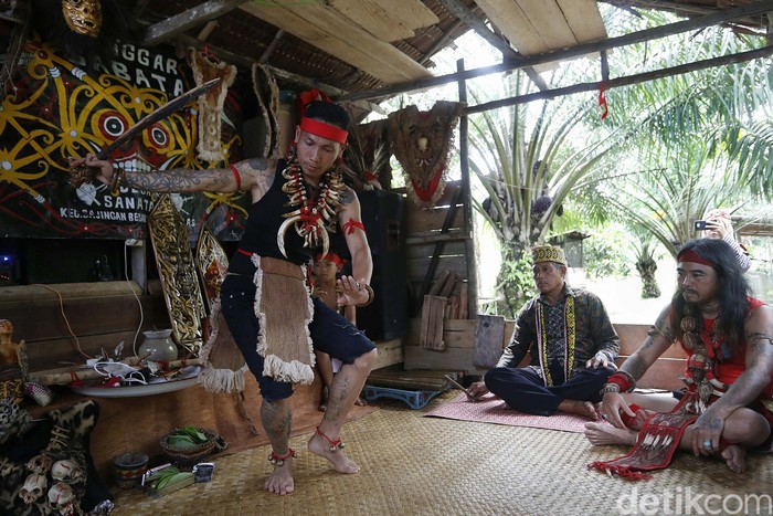 Suku Dayak merupakan suku mayoritas yang menghuni Kalimantan, termasuk di dalam kawasan perbatasan. Mereka punya beragam cara untuk bertahan.