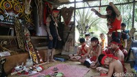 Suku Dayak merupakan masyarakat asli yang mendiami pendalaman Pulau Kalimantan. Kehidupannya tak pernah lepas dari adat istiadat masyarakat yang turun temurun. Mereka juga punya rumah adat sendiri, kesenian tari dan musik, hingga ritual-ritual adat.