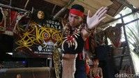 Seperti pada daerah lainnya, suku dayak itu unik. Pakaiannya banyak diberi manik-manik dari batu.
