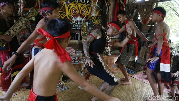 Melihat Lebih Dekat Kehidupan Suku Dayak di Perbatasan RI-Malaysia
