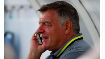 Mungkin sudah waktunya menelepon pelatih spesialis penyelamat tim yang terancam degradasi, Sam Allardyce. Foto: Twitter