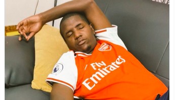 Fans Arsenal pun putus asa dan memilih tidur saja kalau nanti ada pertandingan Arsenal lagi. Foto: Twitter