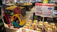 Sejumlah warga tengah berbelanja bahan pokok makanan dan minuman di salah satu swalayan yang berada di kawasan Kelapa Gading, Jakarta Utara, Senin (14/12/2020).