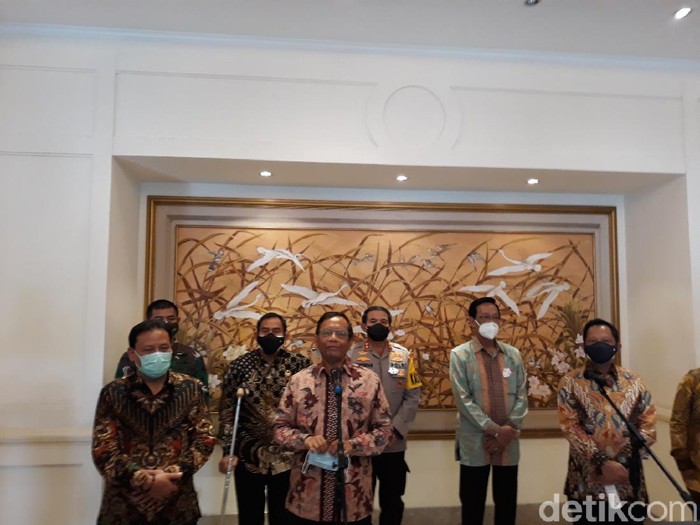 Menko Polhukam Mahfud Md dan Mendagri Tito Karnavian dalam jumpa pers usai menghadiri Refleksi dan Proyeksi Pelaksanaan Pilkada Serentak Tahun 2020 di Hotel Melia Purosani, Jalan Brigjen Katamso Yogya (Pradito Rida Pertana/detikcom)