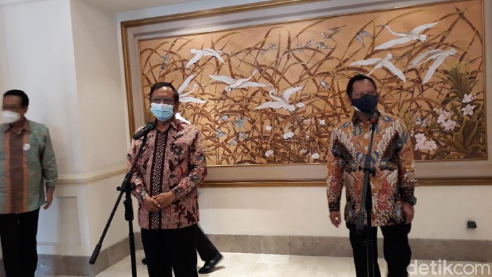 Menko Polhukam Mahfud Md dan Mendagri Tito Karnavian dalam jumpa pers usai menghadiri Refleksi dan Proyeksi Pelaksanaan Pilkada Serentak Tahun 2020 di Hotel Melia Purosani, Jalan Brigjen Katamso Yogya (Pradito Rida Pertana/detikcom)
